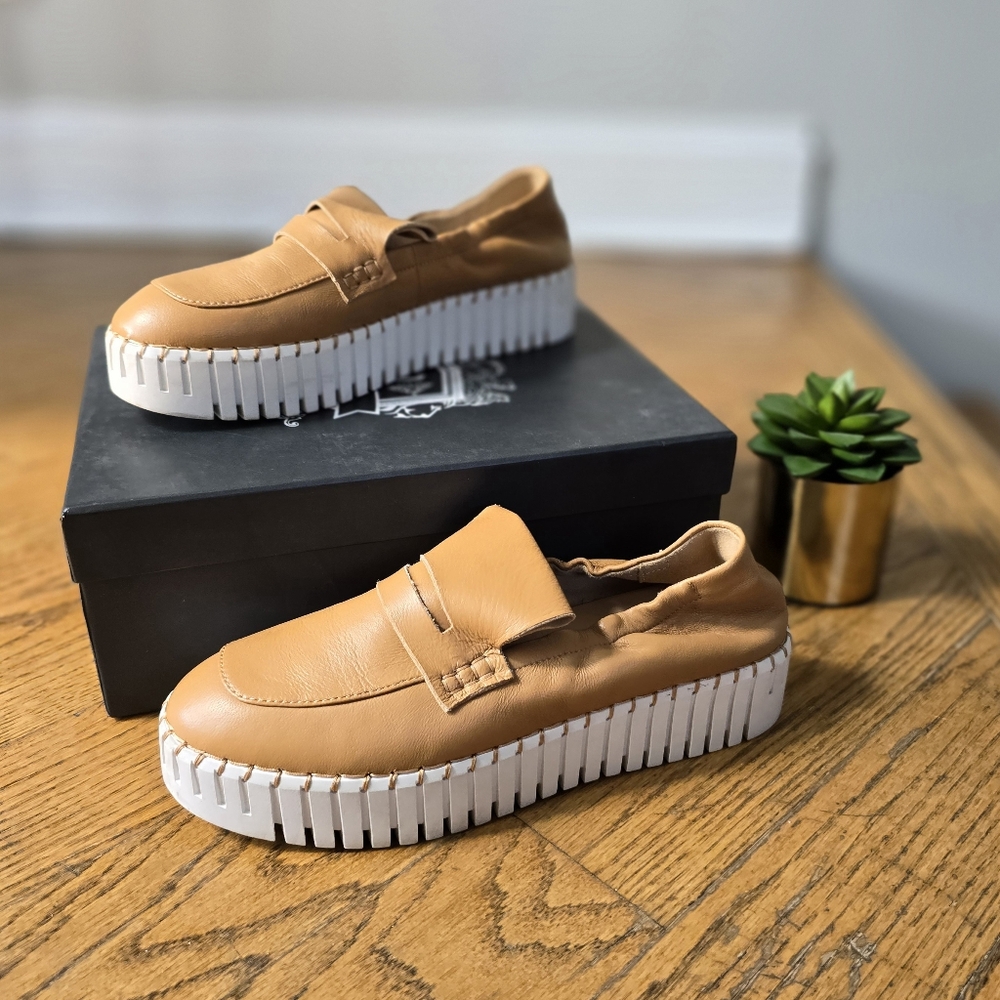 Silent D Sneakers - Picture 3 of 14